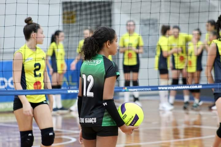 Equipe sub-13 de Foz do Iguaçu estreia em Campeonato Paranaense de Vôlei