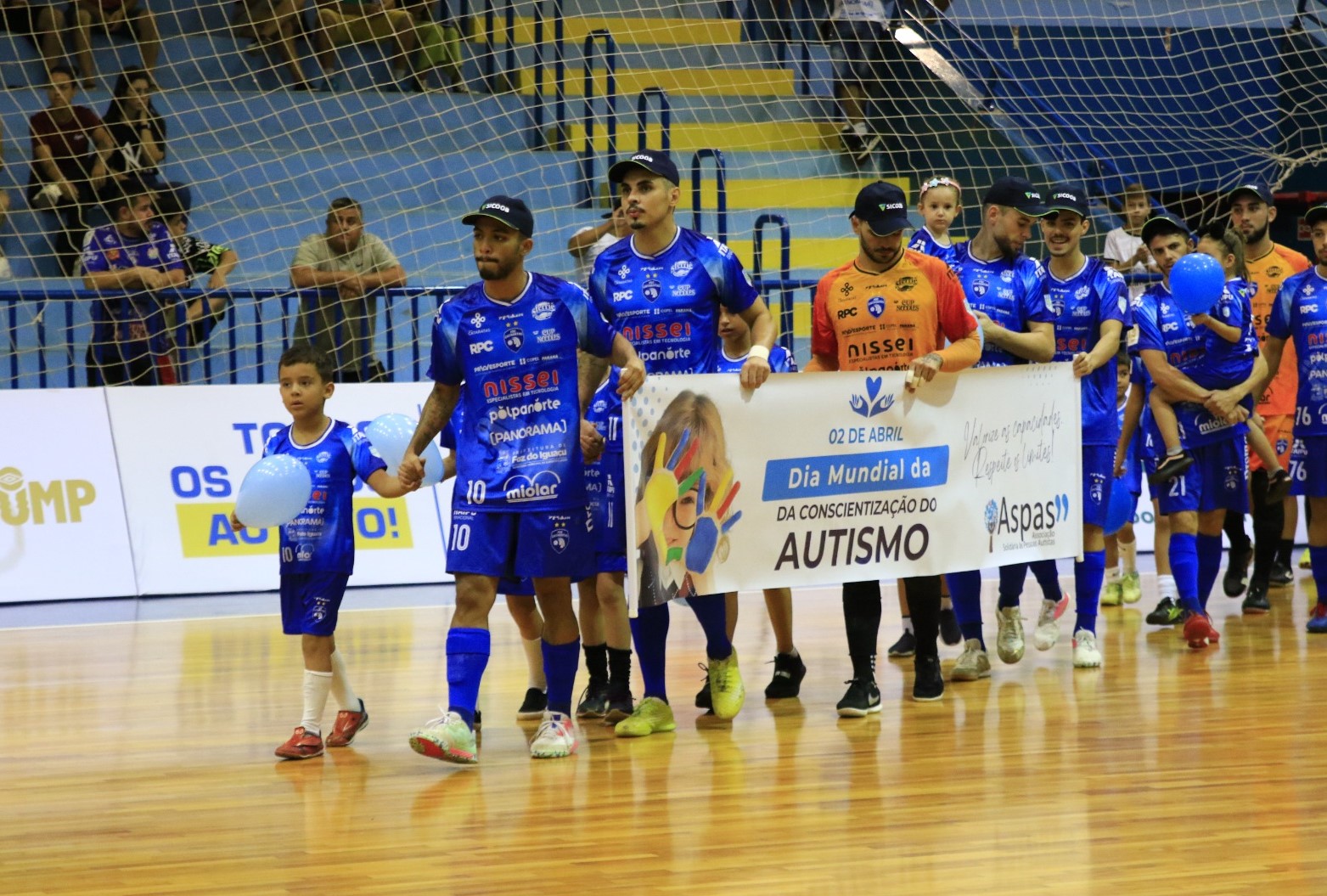 Foz Cataratas Futsal apoiou a causa dos autistas no último jogo