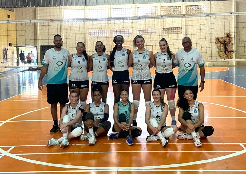 Equipe feminina de vôlei se prepara para os Jogos Universitários do Paraná