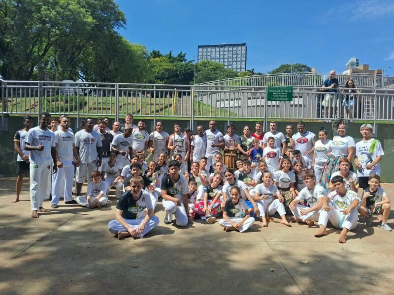 Roda de Capoeira na Feirinha da JK promete agitar o domingo em Foz do Iguaçu